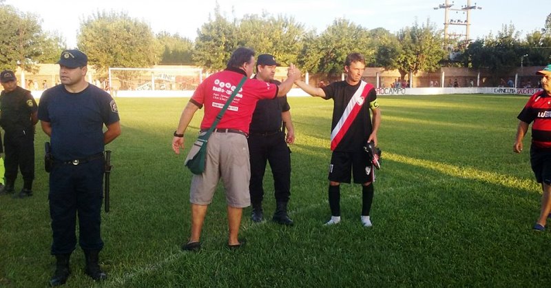 El técnico Eduardo Romero saluda al capitan y goleador Piceda