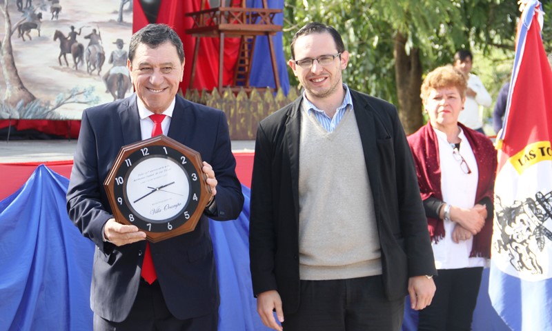 Secretario de gobierno de Villa Ocampo, Cristian Marega entregando un presente al intendente de Las Toscas, Leandro Chamorro