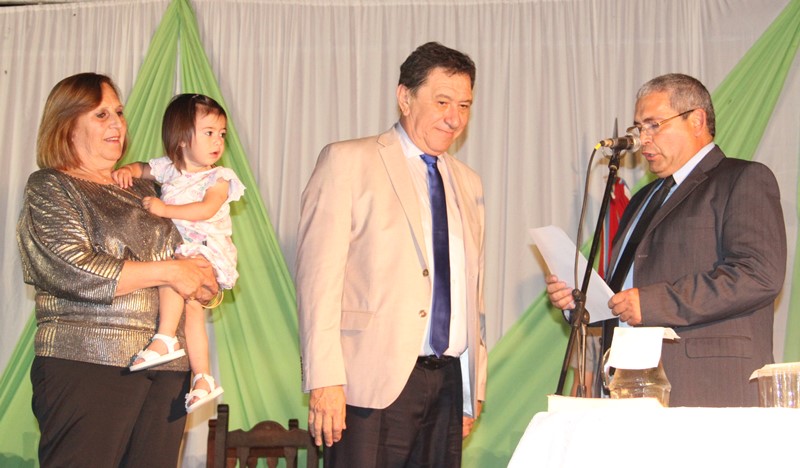 El Pte. del HCM, Miguel Masaro tomando juramento al intendente Chamorro