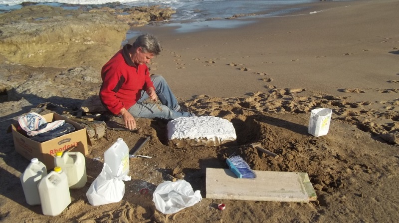 miramar-Daniel Boh trabajando en el yacimiento paleontologico