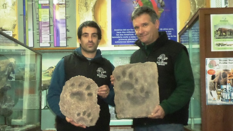 Mariano Magnussen y Daniel Boh en el museo de Miramar