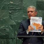 Duque, en la ONU, mostrando gráficos falsos sobre guerrilleros colombianos en Venezuela.