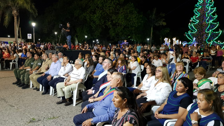 El público presente que se fue retirando tras el corte de la toma de los nuevos concejales.