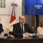 El gobernador perotti (centro) junto a los ministros Parola (izq) y Frana (der.), en el salón Blanco de la Casa de Gobierno, en la conferencia de prensa de este miércoles a la mañana.
