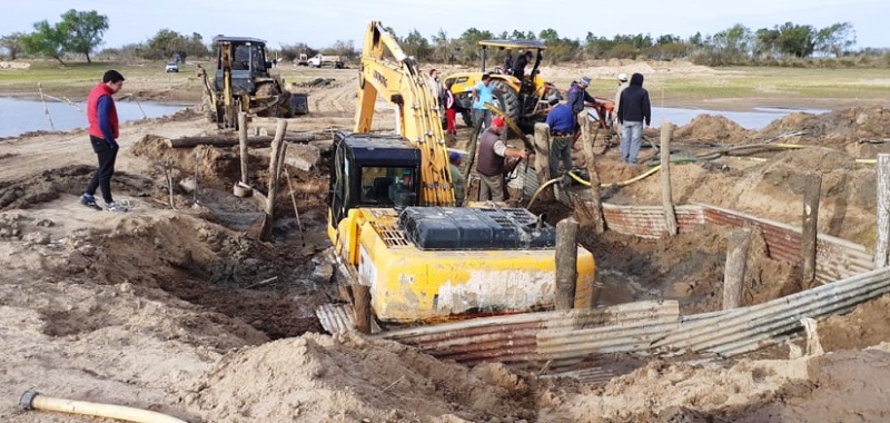 La retroexcavadora a punto de ser quitada del entasco