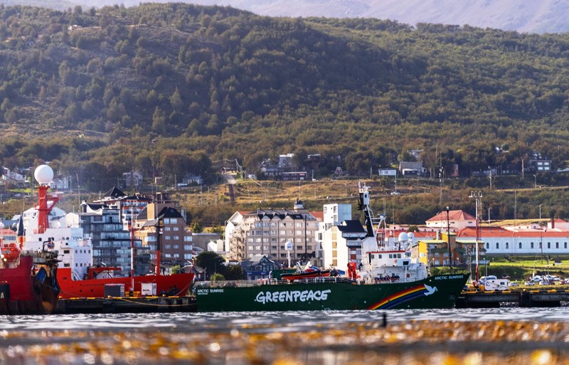 El Arctic Sunrise vuelve de la Antártida y comienza la travesía rumbo al Agujero Azul, dónde se investigarán ecosistemas marinos vulnerables