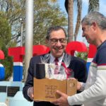 Leandro entrega presentes al subsecretarios de comunas, Carlos Kaufmann