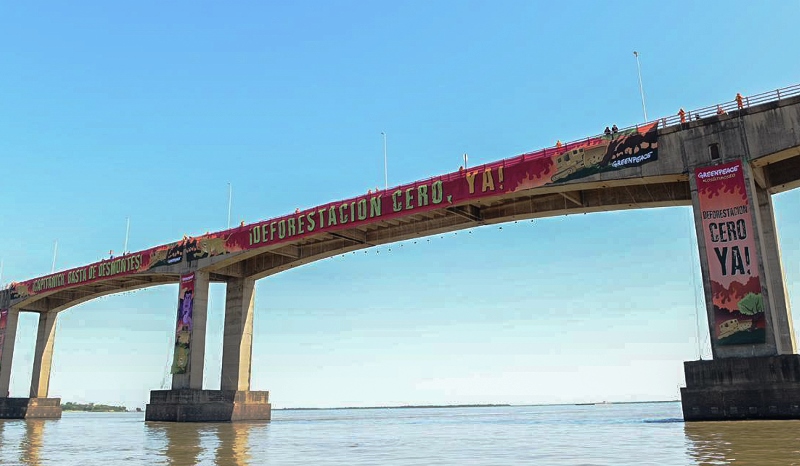 Más de cuarenta activistas de Greenpeace participan de un reclamo contra los desmontes en la provincia de Chaco. Diez de ellos se encuentran colgados en el puente que une las ciudades de Resistencia y Corrientes, a más de 30 metros de altura. A pesar de un fallo de la justicia provincial que lo prohíbe, la deforestación en esta provincia continúa y en menos de dos años fueron arrasadas más de 42 mil hectáreas de bosques nativos, una superficie equivalente a dos ciudades de Buenos Aires.