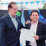 Marcón entregando al presidente comunal de El Rabón, la declaración de Interés