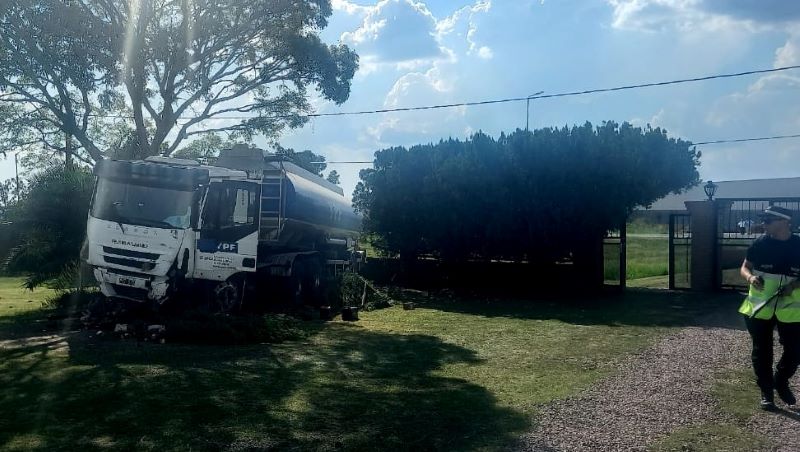 El camion terminó en el patio de la una casa