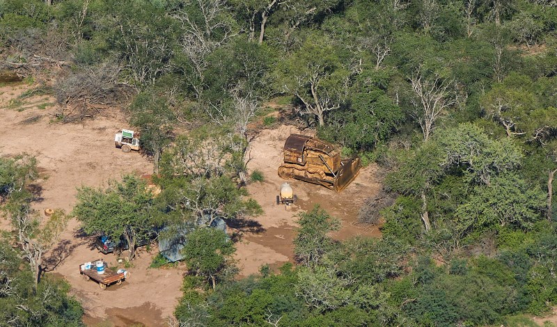 En lo que va del año en la finca se desmontaron cerca de 250 hectáreas. El caso fue varias veces denunciado por Greenpeace y el dueño fue multado. A pesar de ello, las topadoras llevan arrasadas cerca de 7.000 hectáreas en el mismo establecimiento agropecuario.