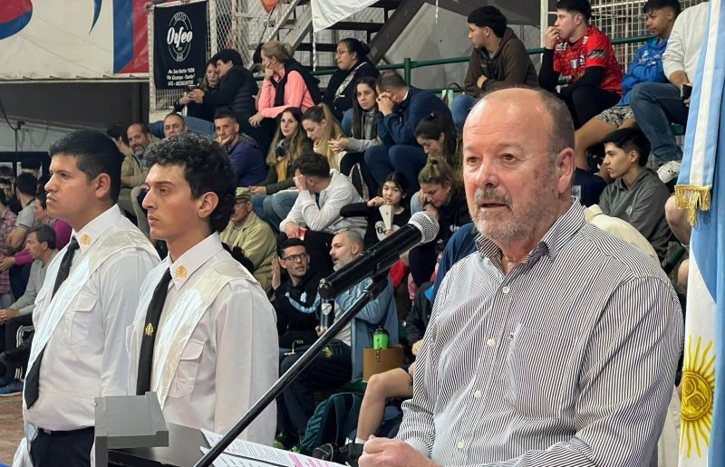 El intendente Enrique Paduán dejando inaugurado formalmente el torneo de vóley