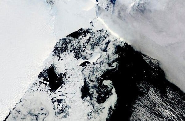 Imagen satelital de los icebergs creados cuando colapsó una plataforma de hielo de la Antártida
