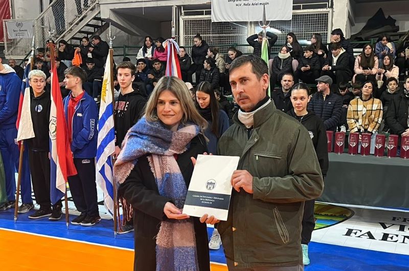 Diputada Charo Mancini entregando la declaración de Interés