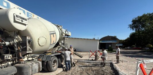 Villa Ocampo: Se realizan tareas de bacheo en la calle interna de la Terminal