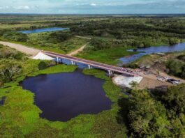Más obras hídricas en el norte: la Provincia y Villa Ocampo firmaron un convenio para reconstruir una alcantarilla sobre Canal El Manolo