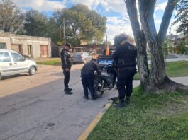 Las Toscas: Aprehenden a dos personas y secuestran una motocicleta con numeración adulterada