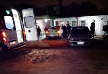 Villa Ocampo: Una mujer resultó herida tras chocar contra un vehículo estacionado y un tapial