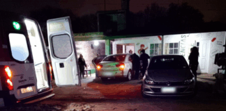 Villa Ocampo: Una mujer resultó herida tras chocar contra un vehículo estacionado y un tapial