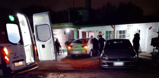 Villa Ocampo: Una mujer resultó herida tras chocar contra un vehículo estacionado y un tapial