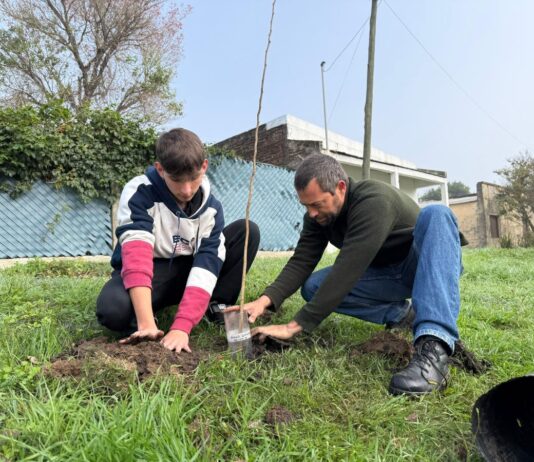 Las Toscas: 57 egresados dejaron su huella con la plantación de árboles